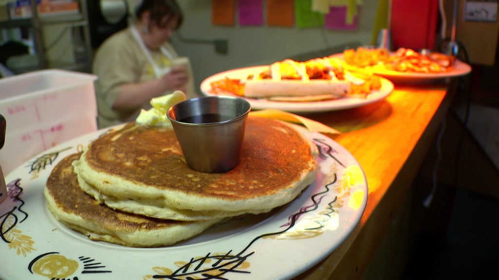 Modern Times Cafe closing at end of year after providing 30,000 free meals in wake of ICE surge — WCCO / CBS Minnesota, Columbia Heights Dining news