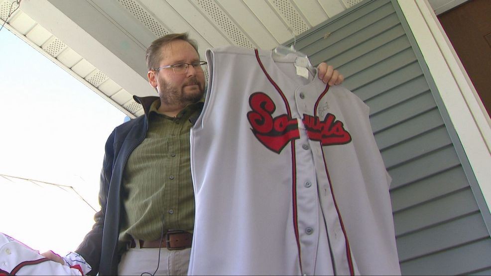 Brewers fan makes long drive from Wisconsin to Tampa Bay for Game 3 — Fox 11 Green Bay Local, Columbia Heights Sports news